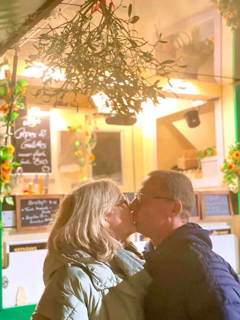 Kuss unter dem Mistelzweig beim Martinsmarkt in Monheim 